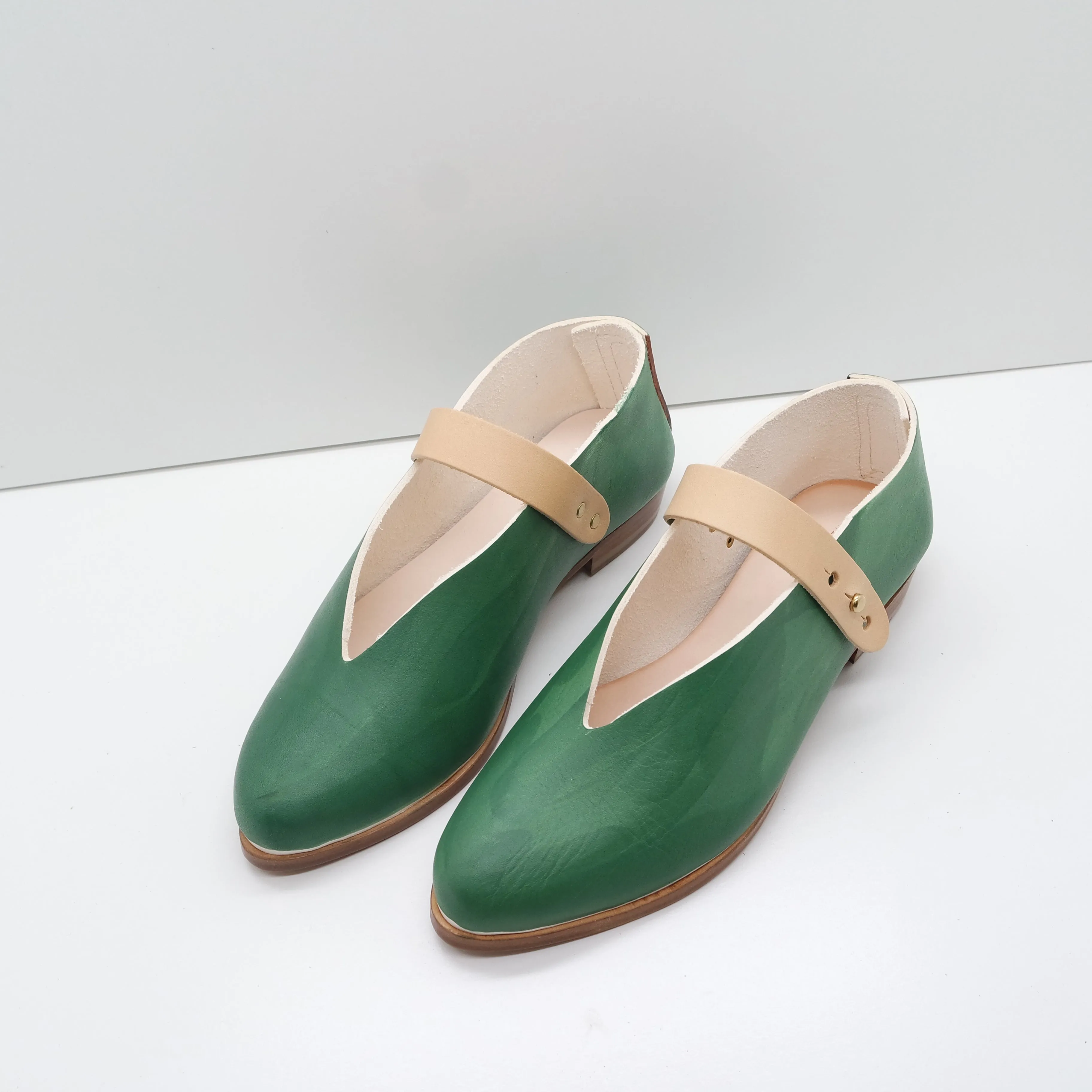 BBF24 SALE. SIZE 37. THE MARTA. TT BUKO LEAF W MIEL STRAP. 2CM